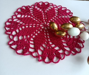 Czerwona szydełkowa serwetka