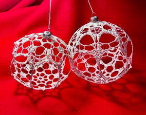 Dwie szydełkowe bombki na choinkę