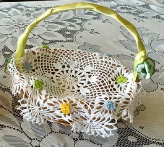 Szydełkowa serwetka na koszyk wielkanocny